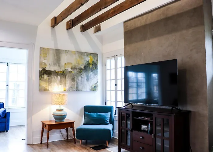 Downtown Retreat - 2Br Oasis